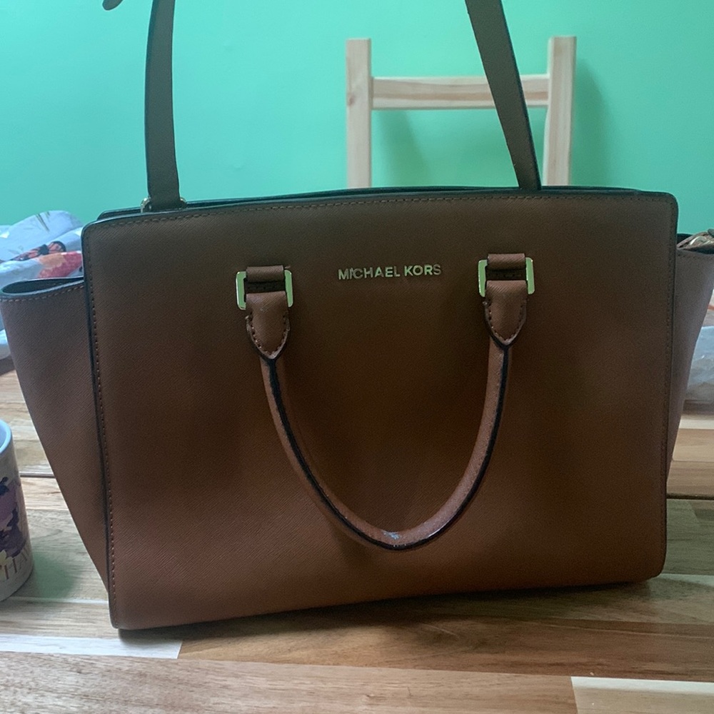 Authentic Michael Kors shoulder purse and has attachable to wear as cross body